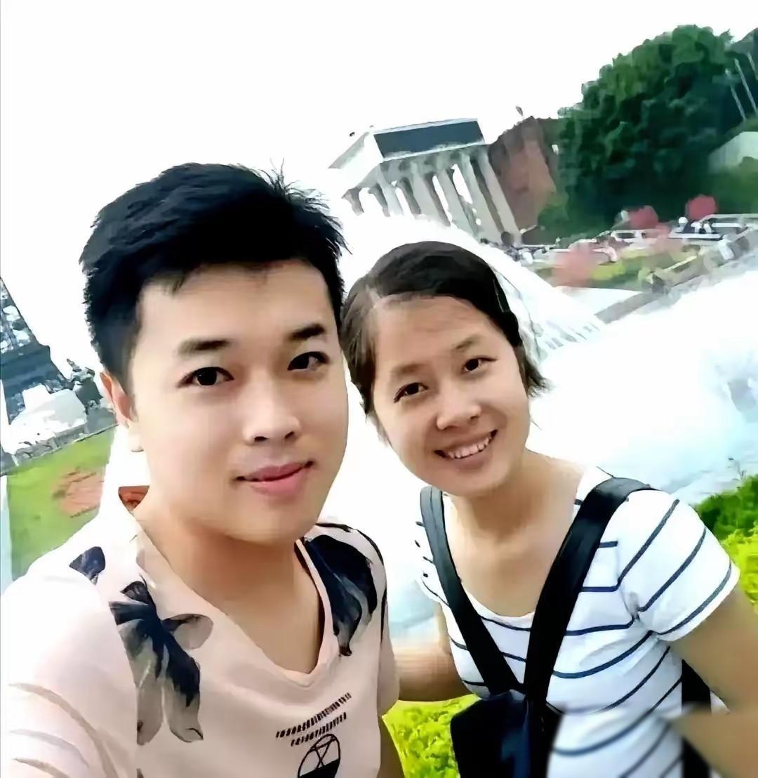 广西小伙邓有才，鼓足勇气跟心动的姑娘表白。姑娘没说话，抬手撩起了耳边的碎发，露出