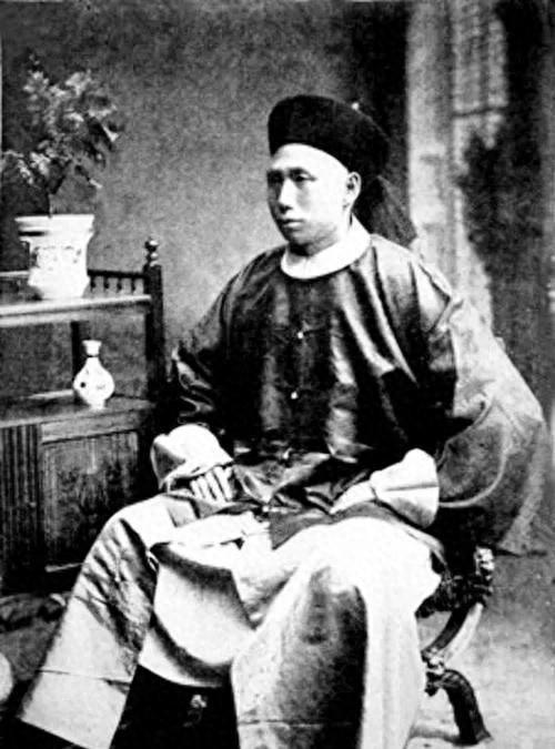 1960年，一名生产队长带着村民们炸开了丁汝昌的墓地，墓地里有一黑一红两个棺材，
