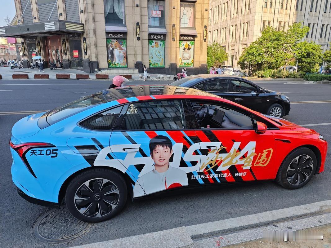 谁能想到，红旗天工05把汽车开出了“沉浸式体验馆”的既视感？这台自带“快乐buf