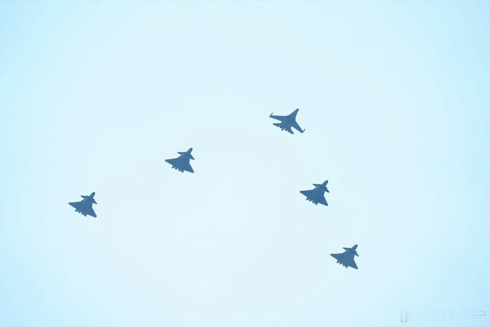 “无电战 不升空”之绝佳体现！我军J15D/16D在航程、挂载能力、电子战功率和
