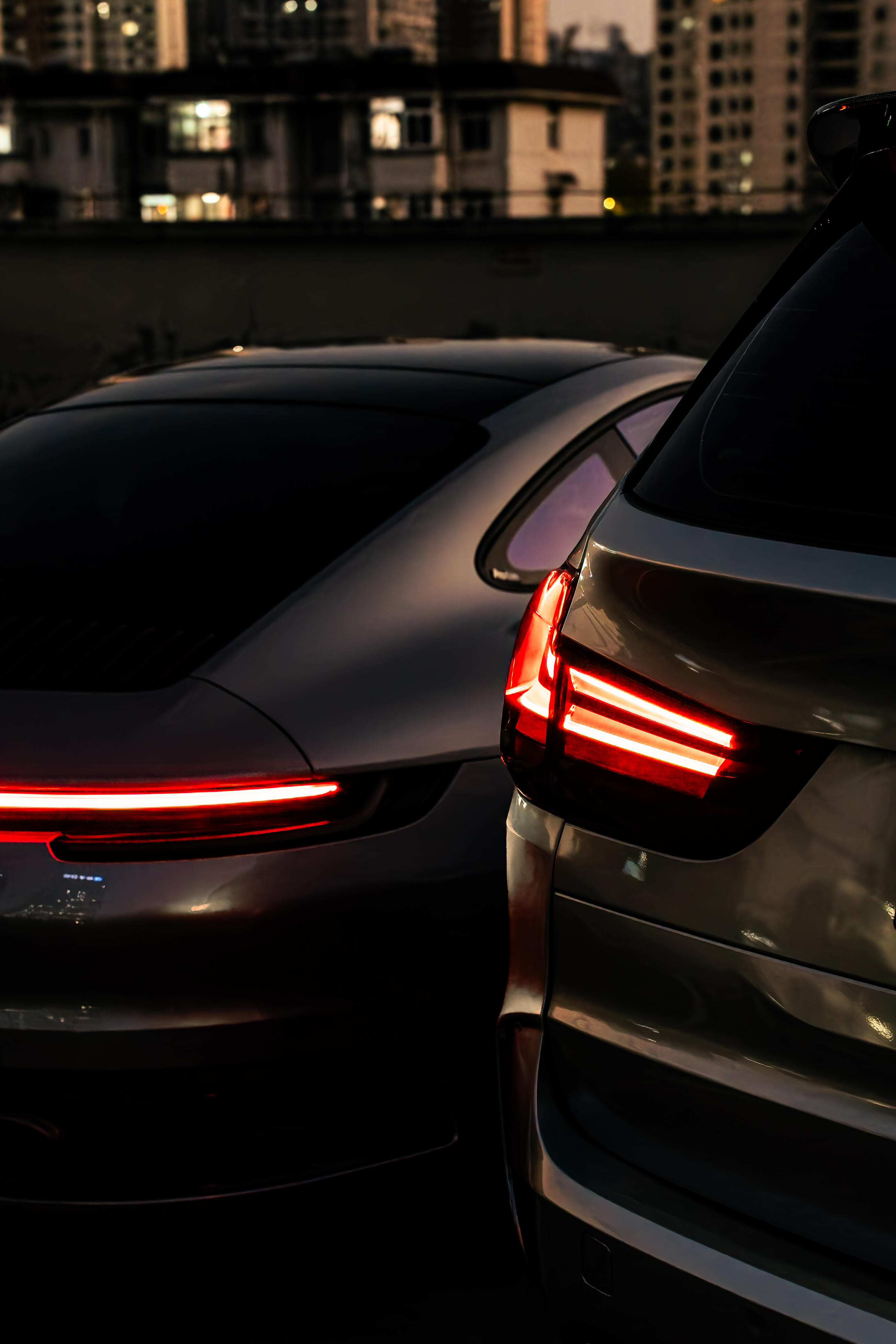 十年前vs现在，右边是宝马经典的双L尾灯，左边是当下流行的贯穿尾灯，你更喜欢哪种