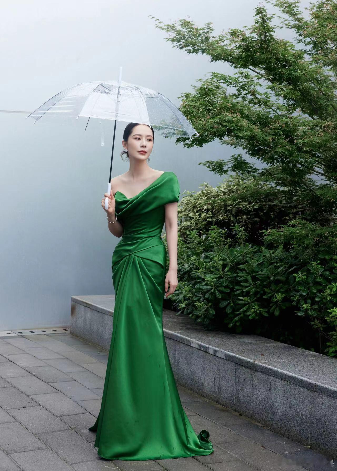海清作为评委和颁奖嘉宾出席白玉兰电视节颁奖礼，斜肩礼服长裙气质卓绝，散发优雅气息