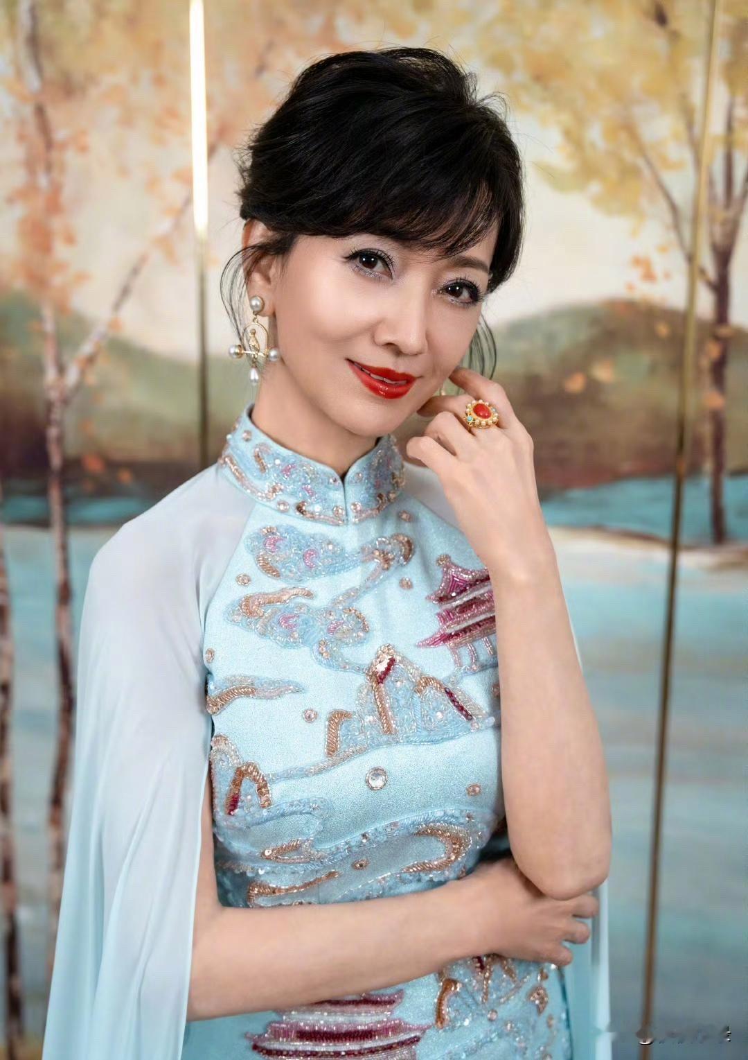 赵雅芝又晒美照了，配文：高处方见天地阔，远外才知时日长！[玫瑰][玫瑰][玫瑰]