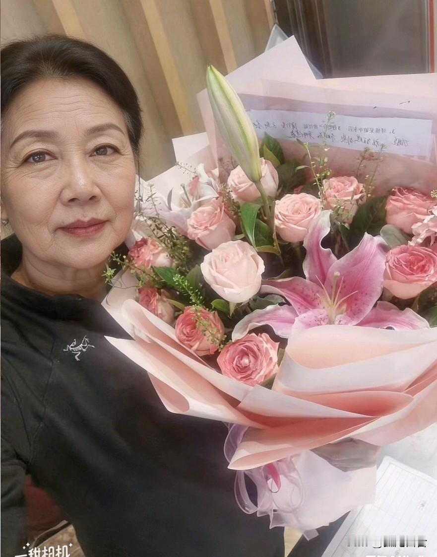 给妈妈送去一束鲜花，妈妈劈头盖脸给我一顿骂，我解释说是打特价的，这才不情不愿地闭