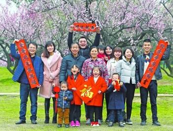 现在过年新时尚，
节前走亲访友忙。
除夕之后奔四方，
…………………。
请您来续