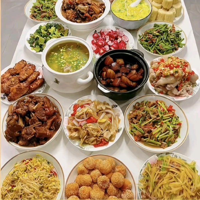三个朋友同时请你吃饭，你会去哪家吃? ​​​