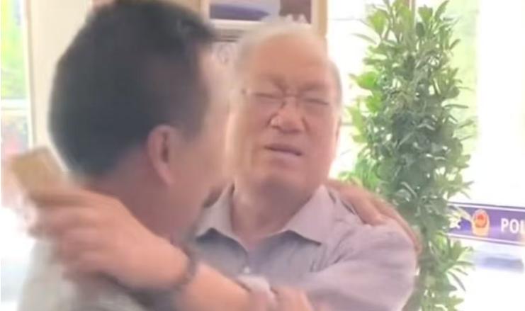 山东，一男子借战友13000元，战友十年没还，谁料，男子去银行注销旧卡时，柜员说