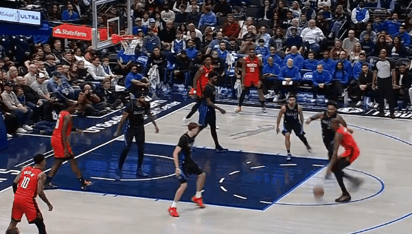 队友不行杜兰特今天早早发威！
在今天NBA常规赛火箭对阵独行侠的第一节，杜兰特在