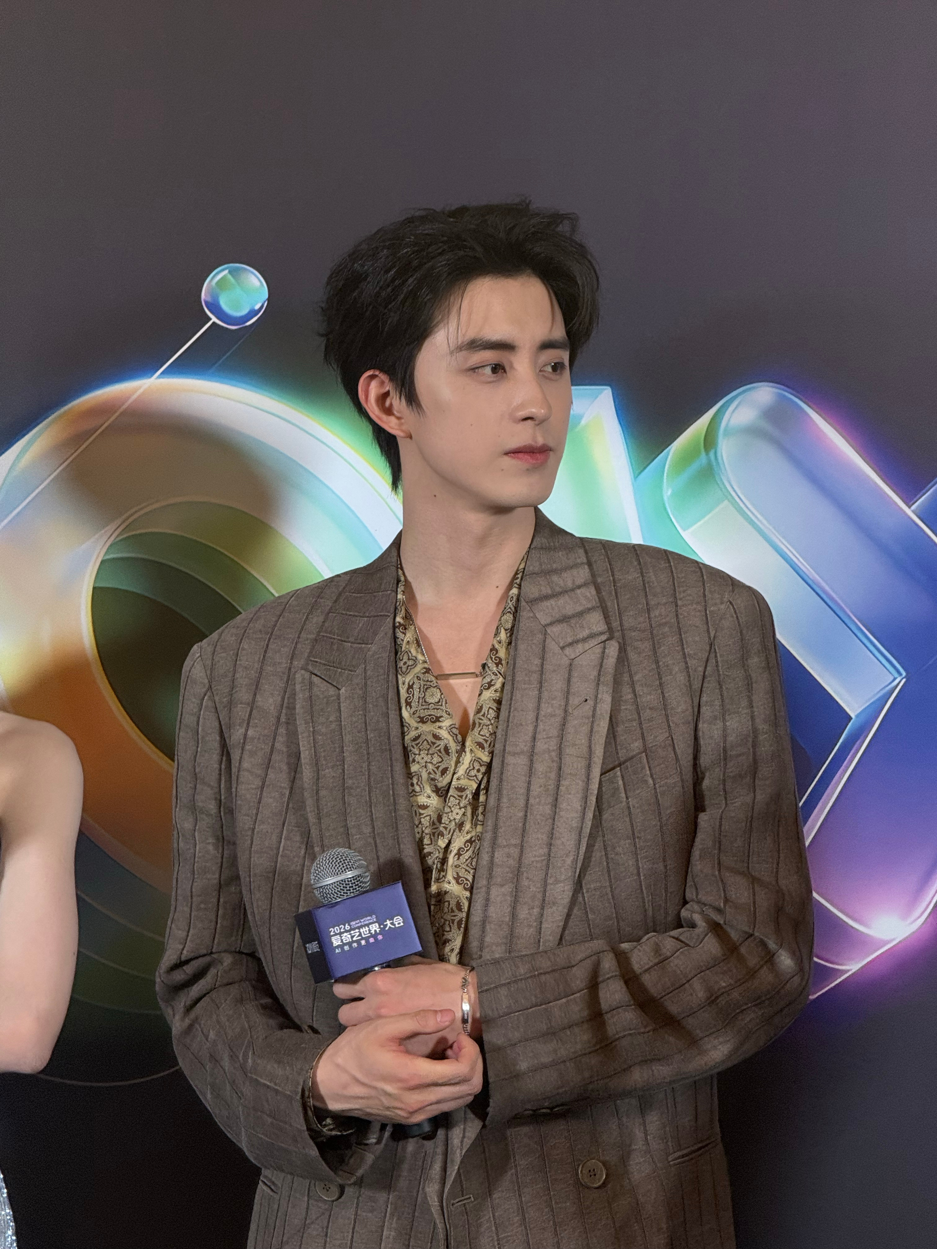 敖瑞鹏的抽象将媒体间的热闹指数拉到顶峰好长条一个帅哥啊2026爱奇艺世界大会爱奇