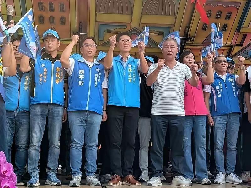 树倒猢狲散！彰化政坛大洗牌，6000人造势，蓝营新大佬正式上位！
       