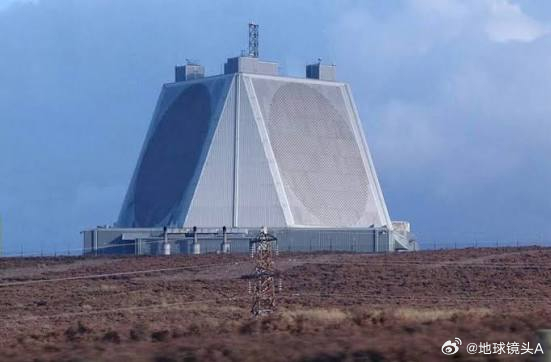 以美袭击伊朗 实锤了最新卫星图显示，一枚伊朗导弹准确击中了卡塔尔乌代德空军基地的