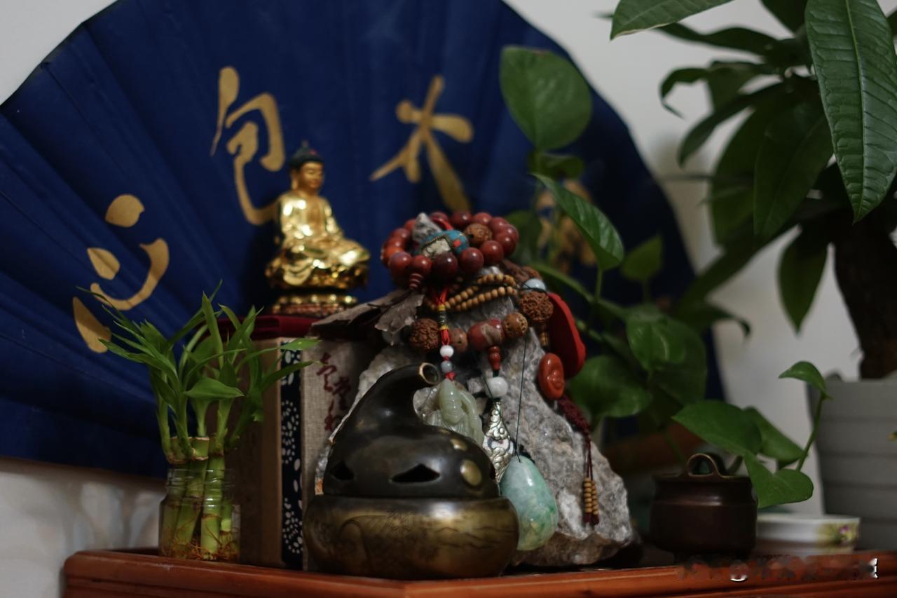 和尚有老婆已不是稀罕事，四众皆知。为什么能财源广进相安无事呢？其实这是非信众的“