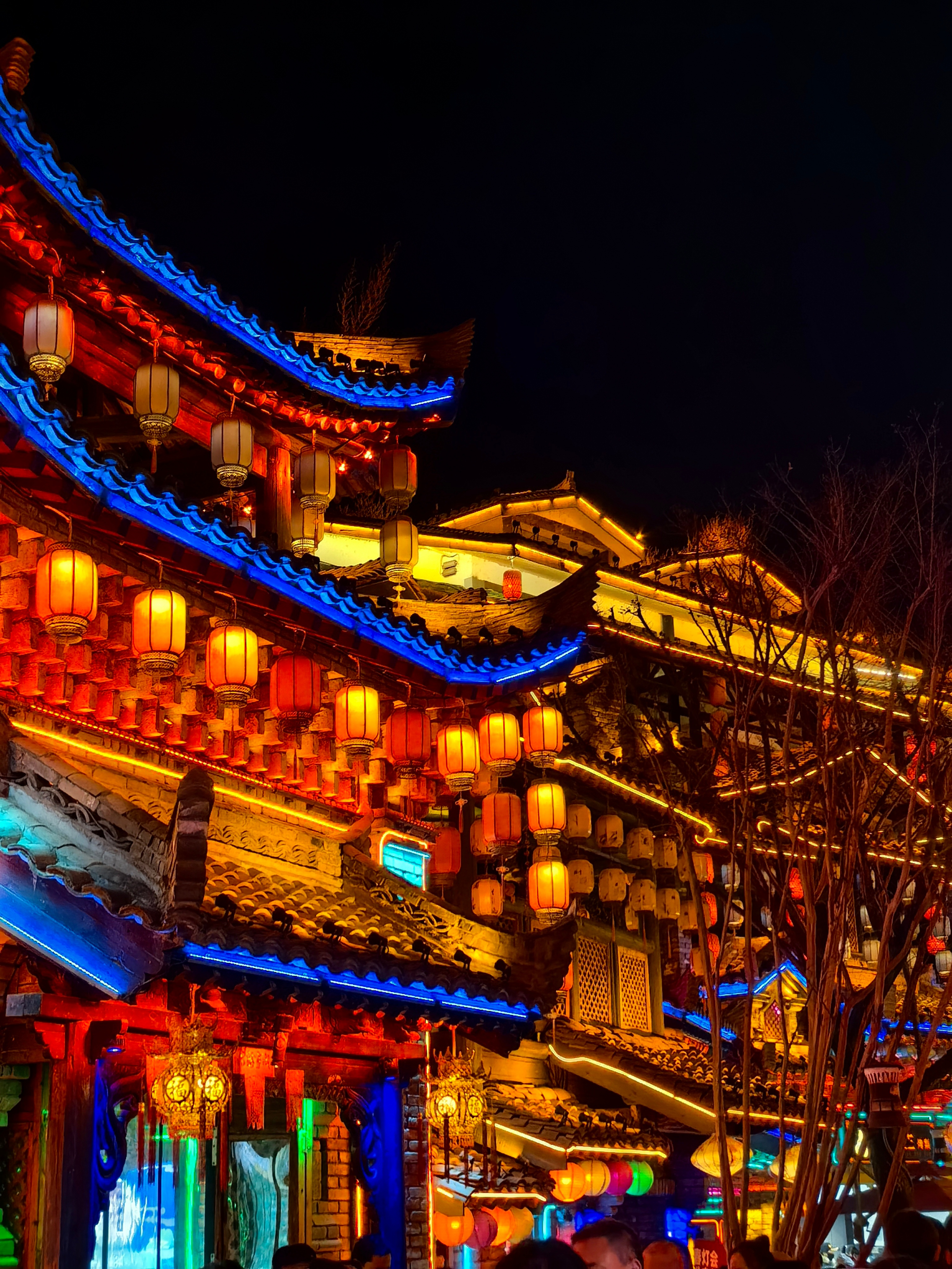 潜龙腾跃而起，便是人间春色万里！好一个华灯初上，人间璀璨，不虚此行。[心]陕西，