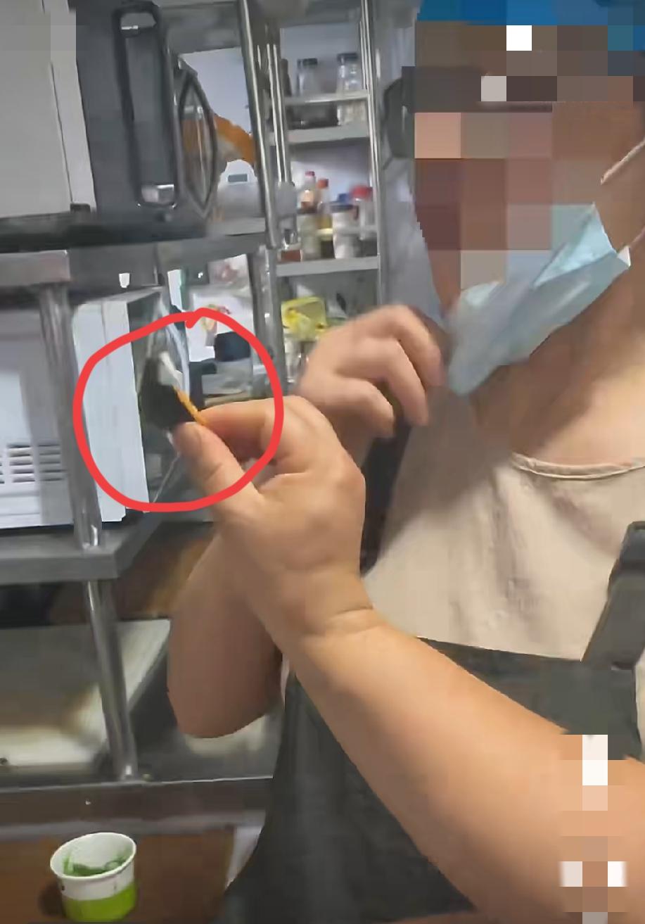 6月5日，天津，网友在外卖平台订了一份某品牌轻食健康餐（永红道鑫四季店），用餐时