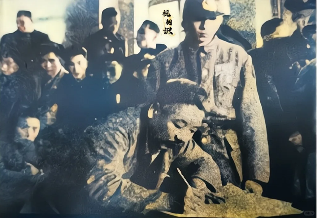 1947年11月22日，上海，日本战犯芝原平三郎在被枪决之前，正在写遗...
