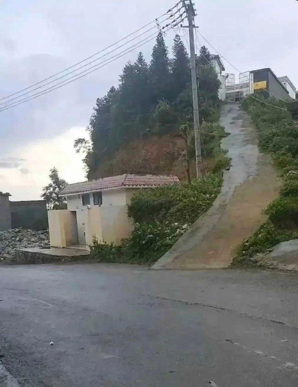 这户人家住那么高车能开的进去吗 