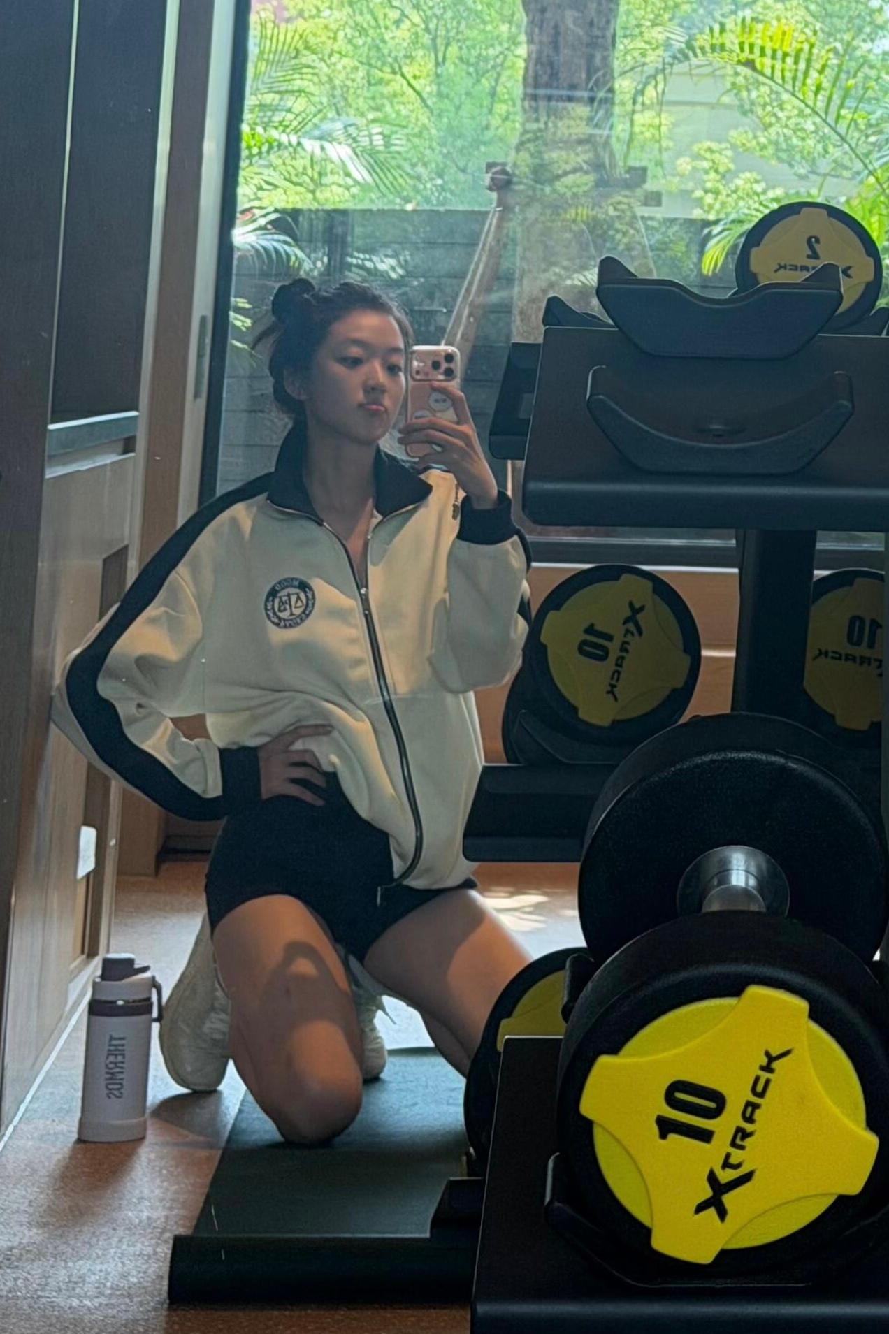 孙千对镜自拍🤳 