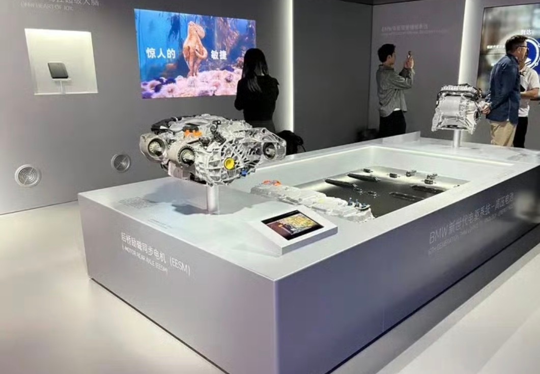 宝马新时代电驱系统迎来正式亮相。该技术将首次在纯电车型中应用标准直径46毫米的大