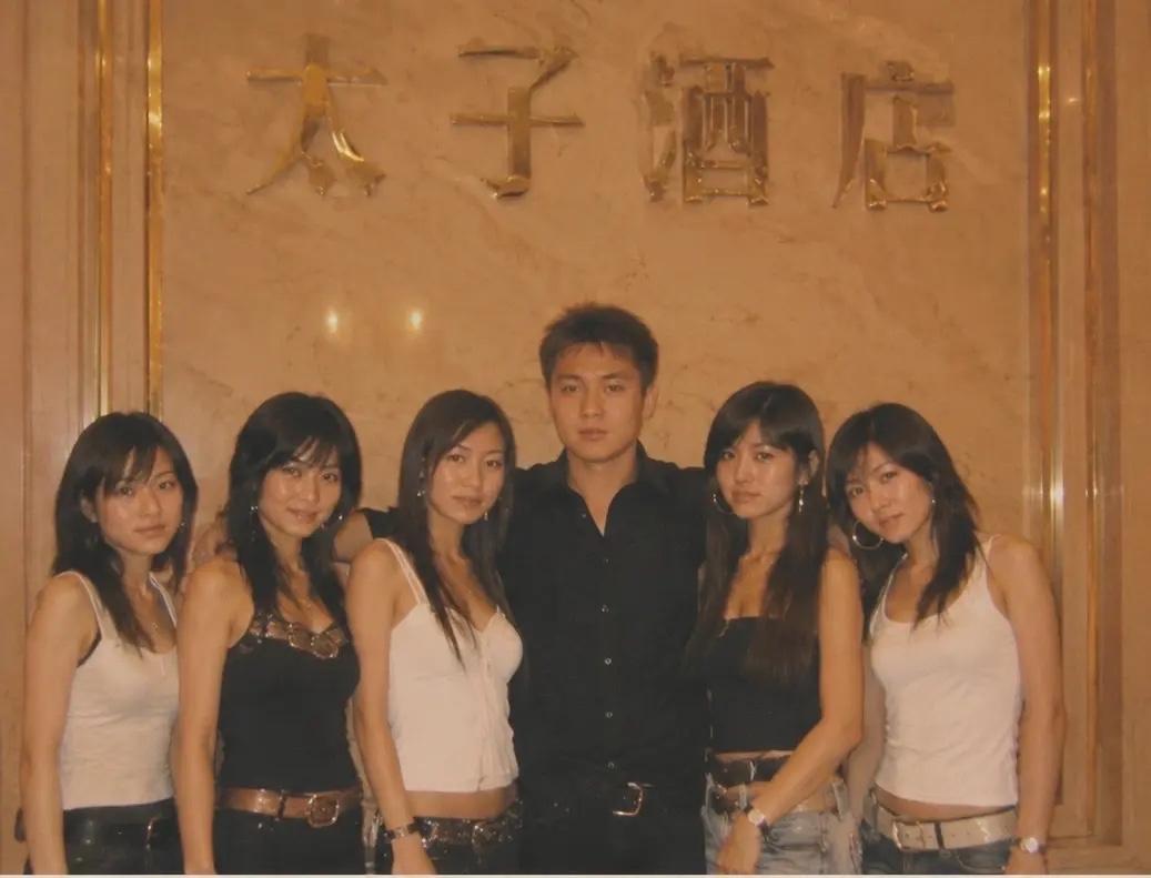 看到一张照片
朋友在2005年的太子酒店的照片
一转眼20年过去了
朋友也已经成