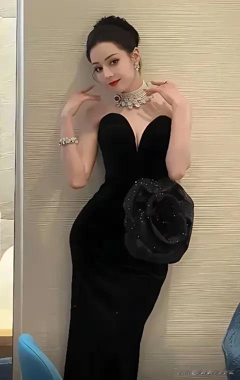 迪丽热巴的经典动作还在，很多人不理解她为什么总是用手遮挡着，其实这也是一种礼仪习