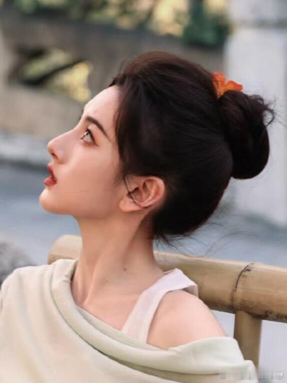 这个侧脸美成这样........宋祖儿更新好喜欢她今天的风格啊这个骨相太牛了宋祖