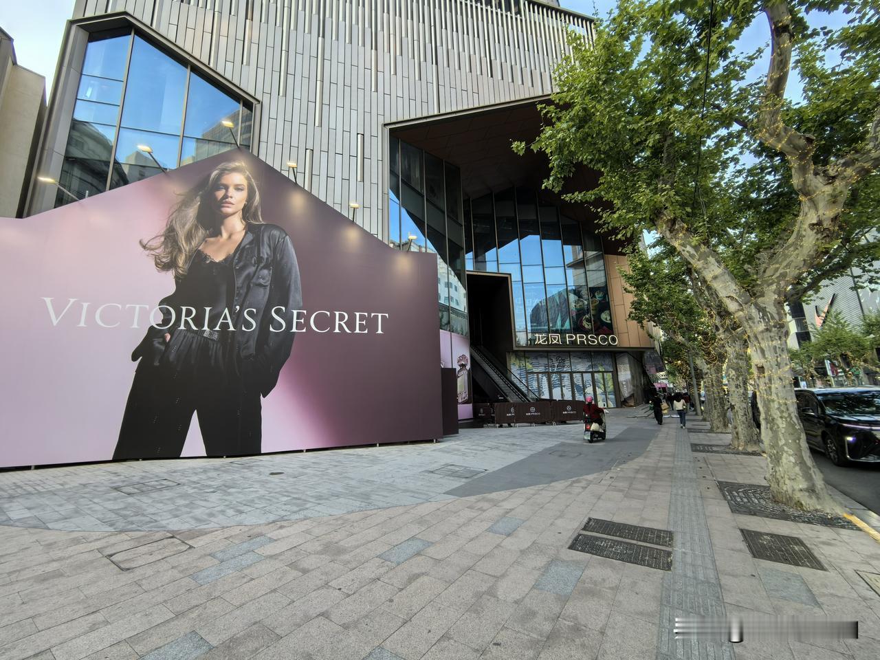 名牌巧克力

Lindt瑞士莲中国首店选址淮海中路，位于瑞金一路口的“龙凤PRS