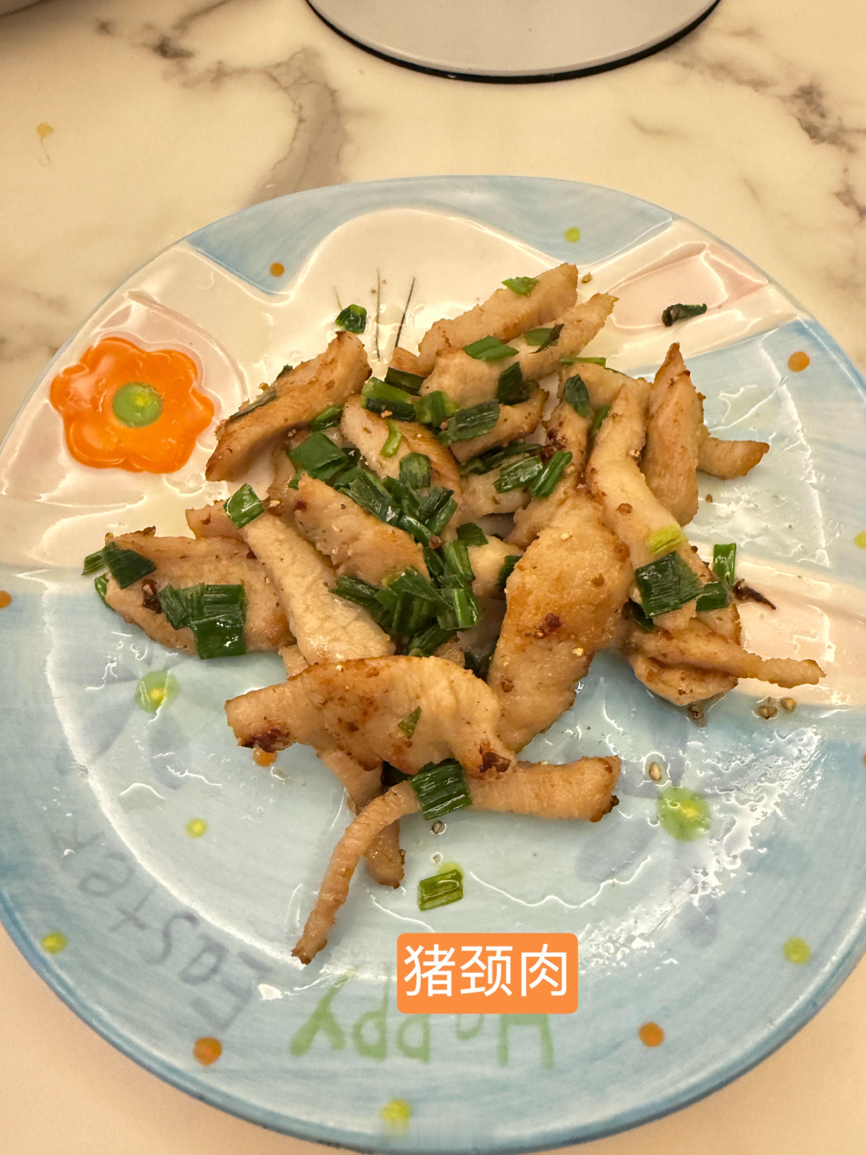 吃饭了，球吃一口跑了旅蛙苦口婆心劝说球：我不要去幼儿园，小朋友吃饭的时候到处跑，