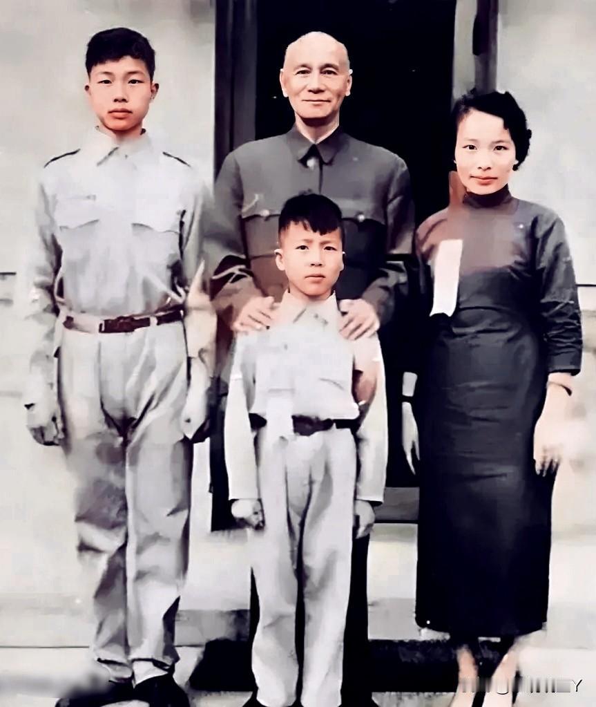 一九五三年，军统副局长戴笠的儿媳及两个孙子来到台湾，蒋中正亲自接见并与母子三人合
