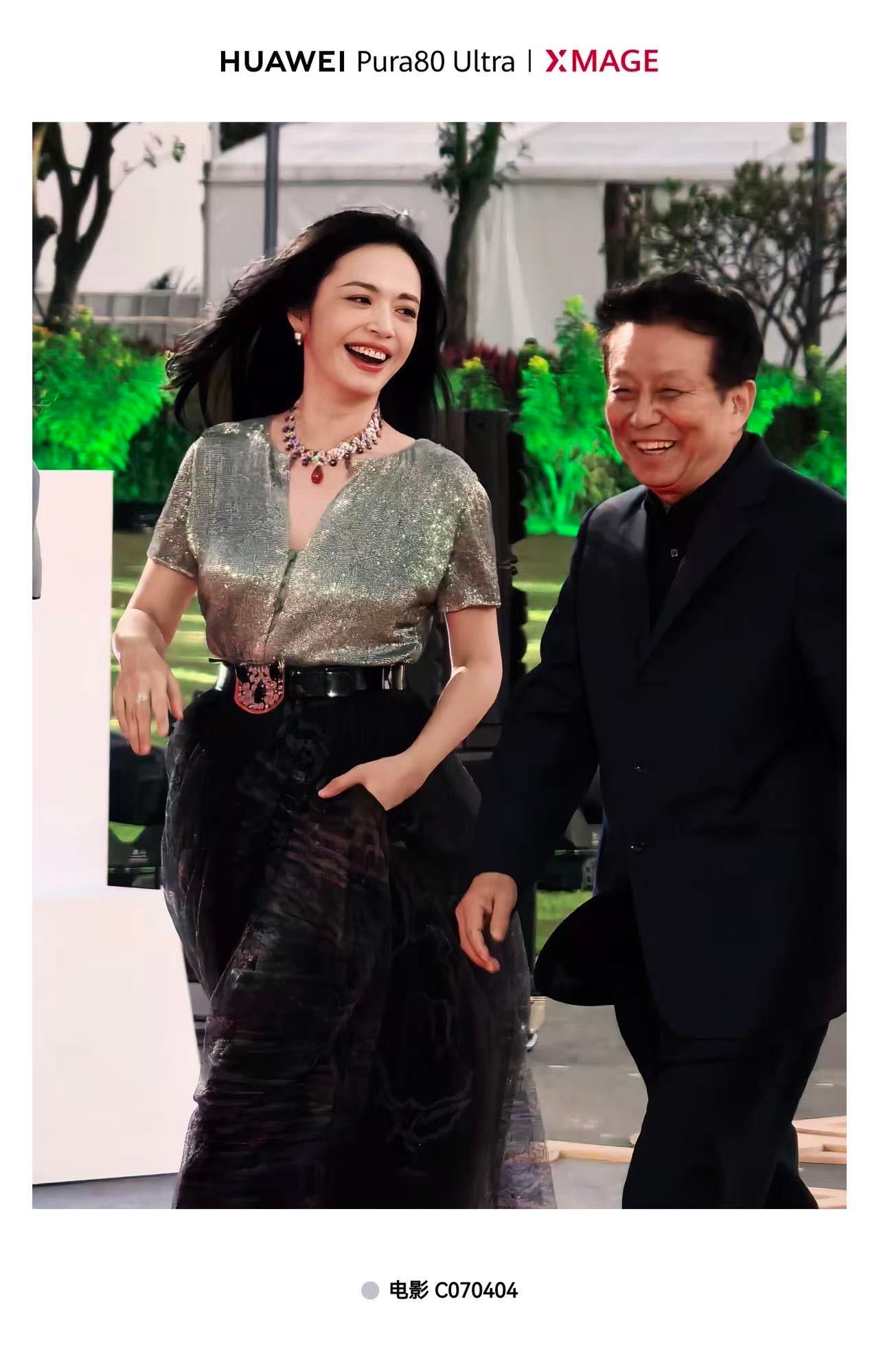 镜头拉近，细节满分！礼服上的细闪、珠宝的光泽、影人眼里的光......都被清晰收