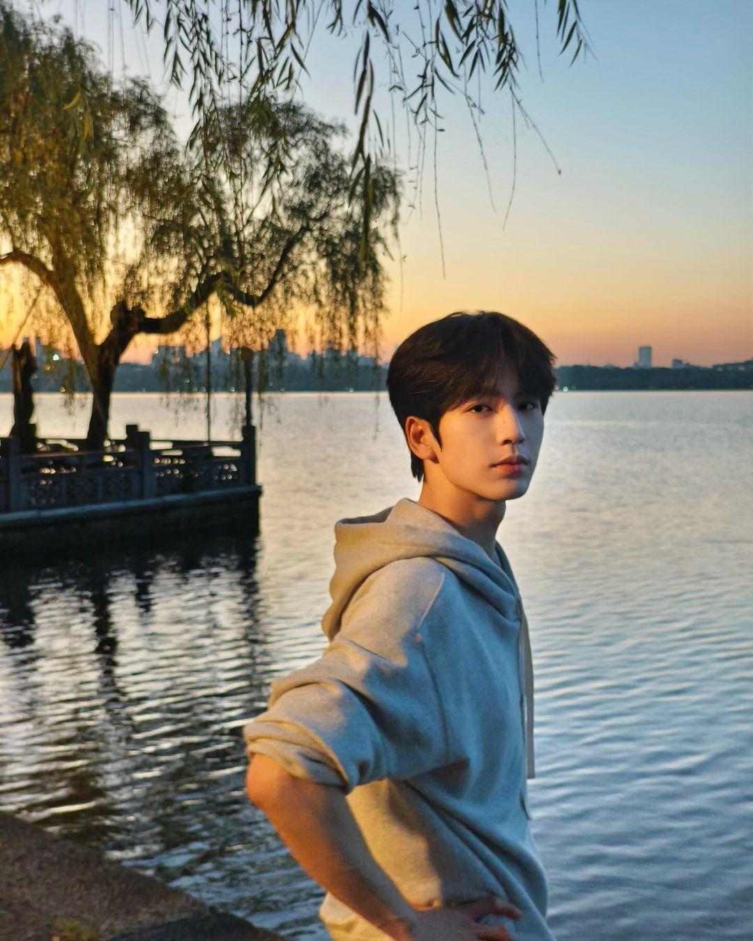 老师说张凌赫高中每天嬉皮笑脸很难想象他高中的时候会有多么的有意思 