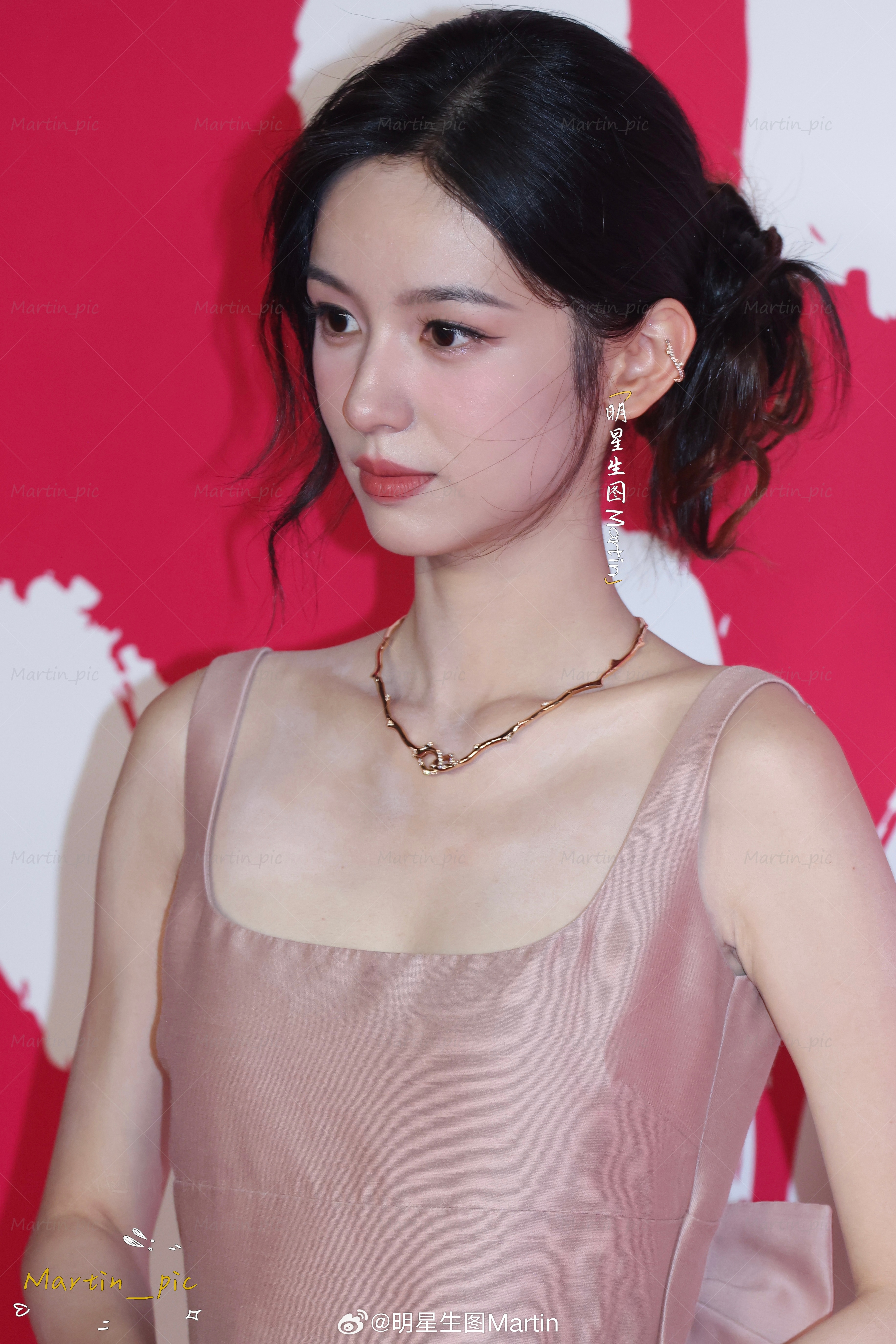 周也[超话] 周也迪奥品牌活动生图粉色蝴蝶结长裙，周也的脸真真真好贵气的感觉[求