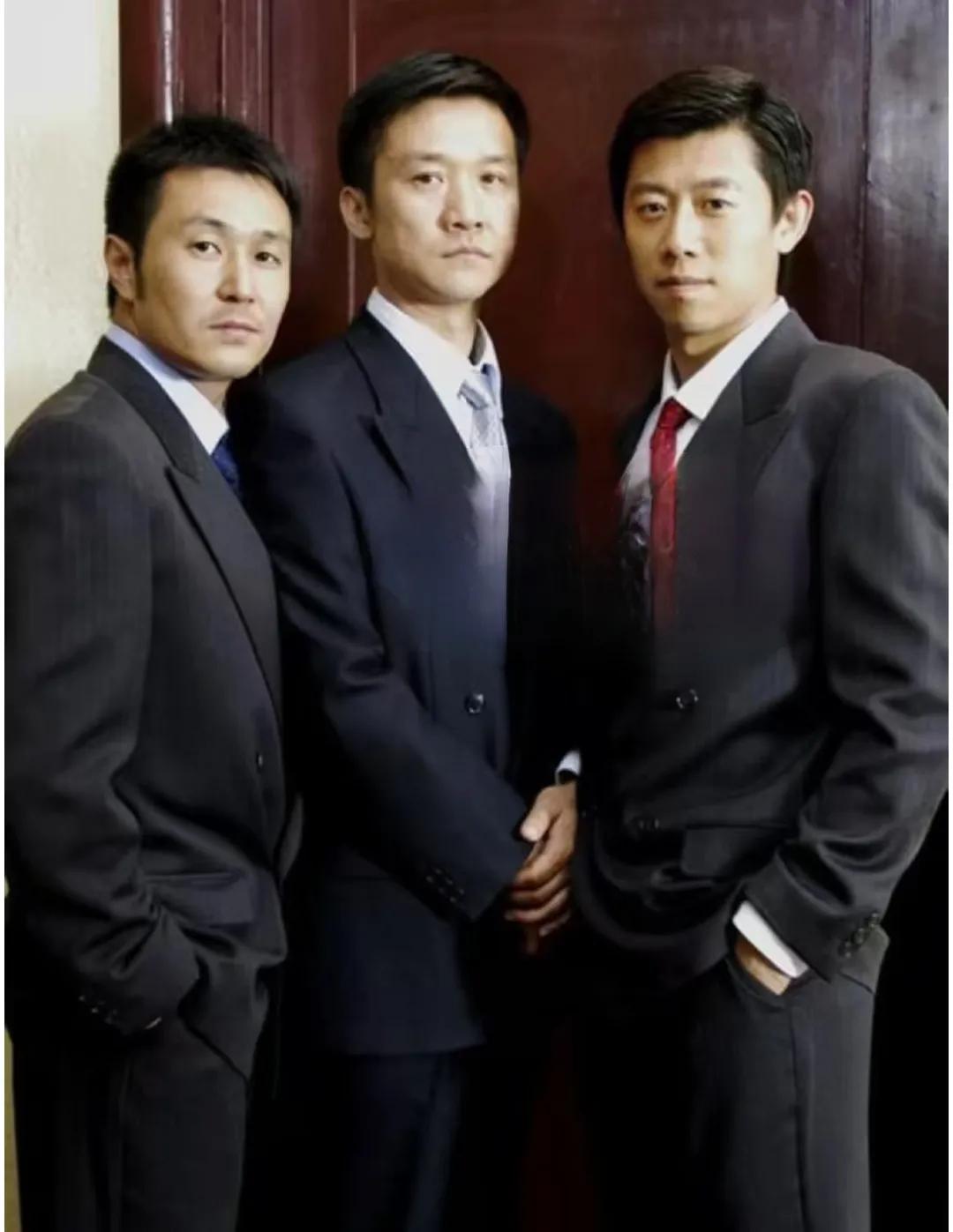 这三位实在是太帅了，中间的黄志忠是饰演大宅门上詹王府里大格格的儿子黄立，同时也在
