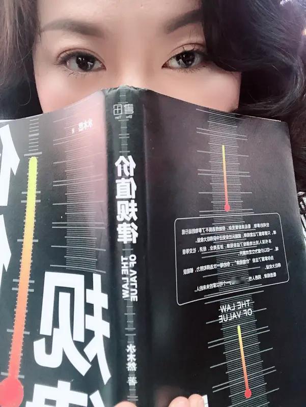 尊严并非来自外界的赋予，更多是内心对自我价值的确认。就像一株植物，扎根于土壤时从