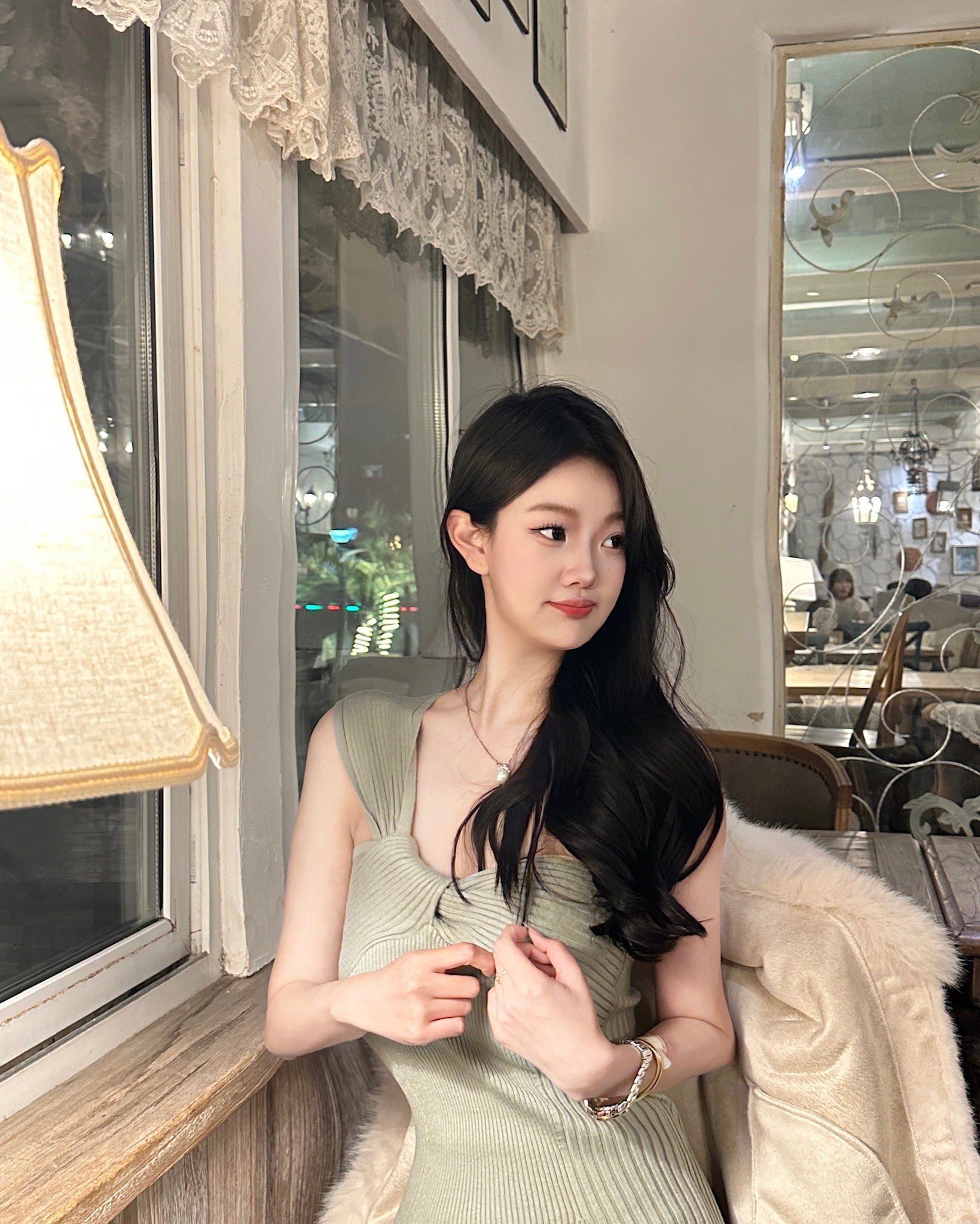 💅🏻今日份走纯欲风格啦！嫩绿色修身长裙再配上卷卷大波浪太美喽，又在脖子上搭配