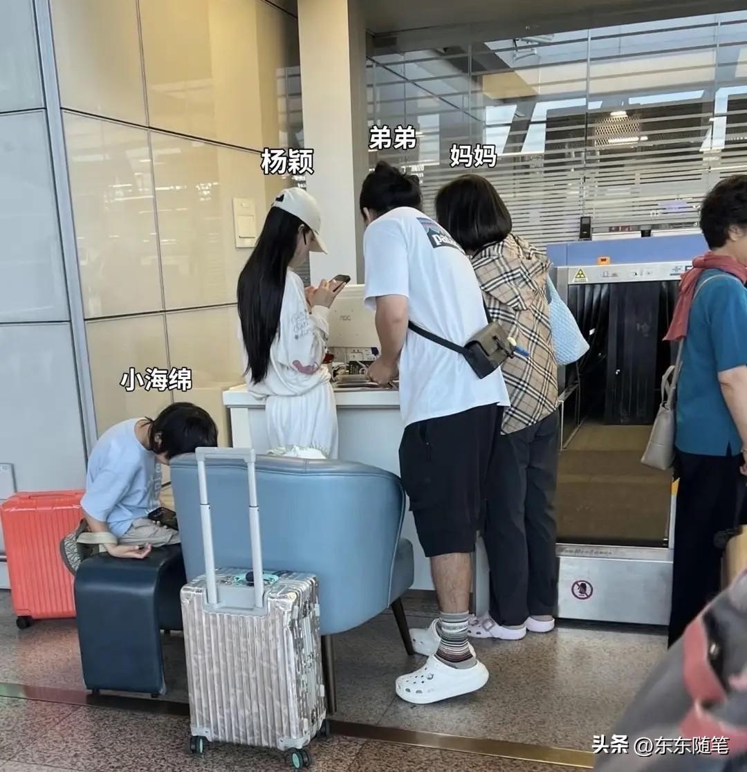 杨颖带家人出国旅行被偶遇，画面温馨满溢。亲弟杨帆罕见出镜，混血五官立体深邃，高挑