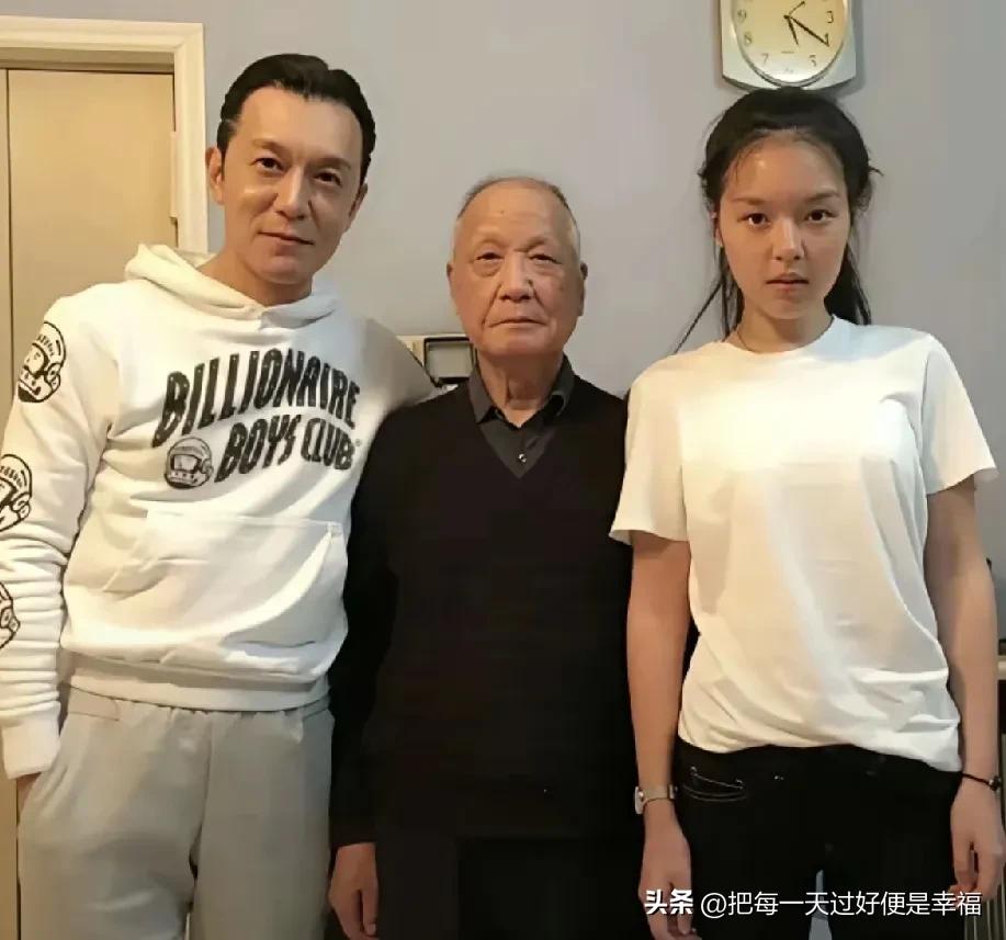 下图是李咏和父亲及女儿的合照，我敢断言，如果不是迷信美国的医疗水平，在国内用中医