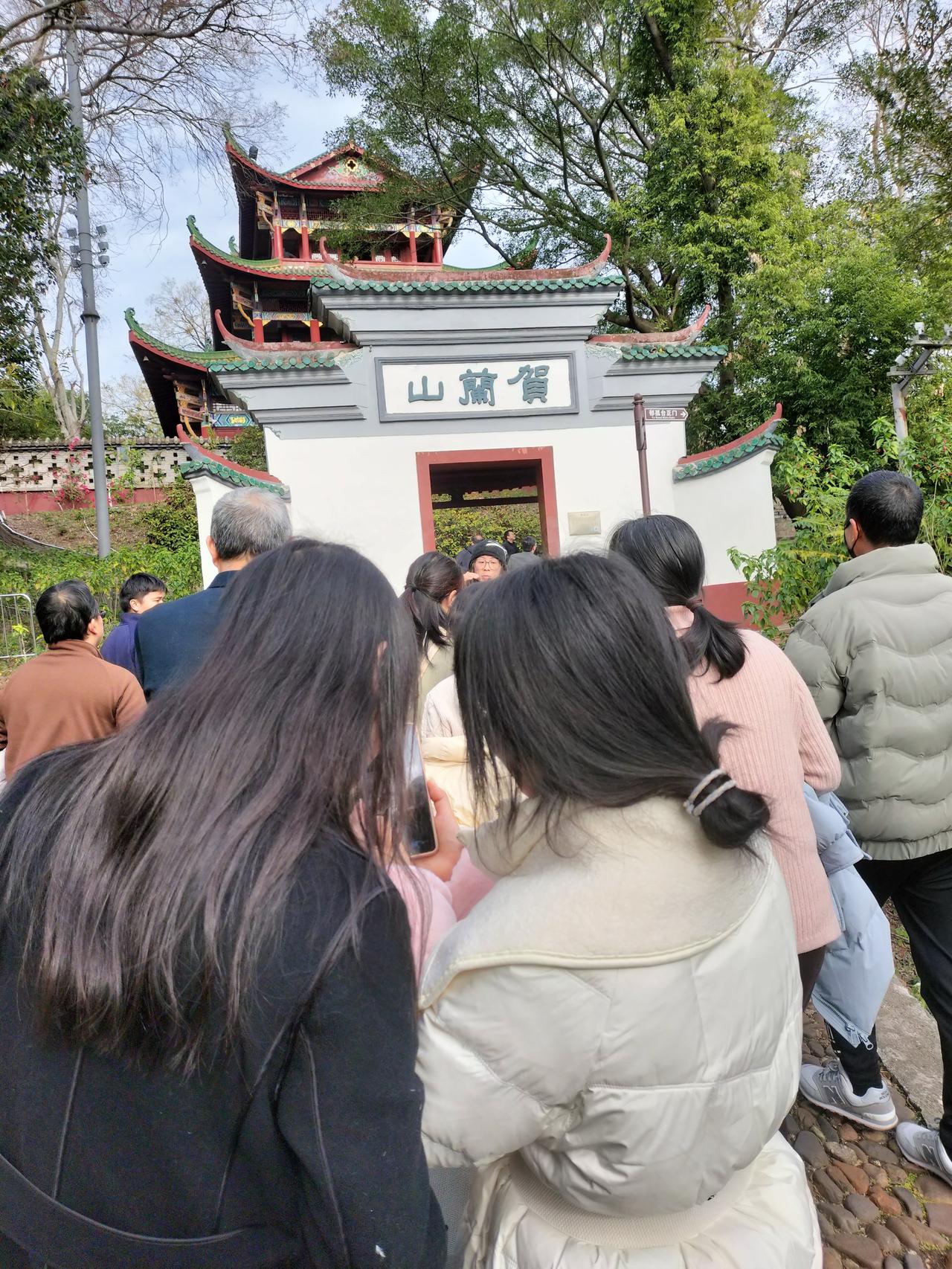 辛弃疾与郁孤台的故事
辛弃疾是宋代的著名文学家，而郁孤台是江西赣州的一处风景，郁