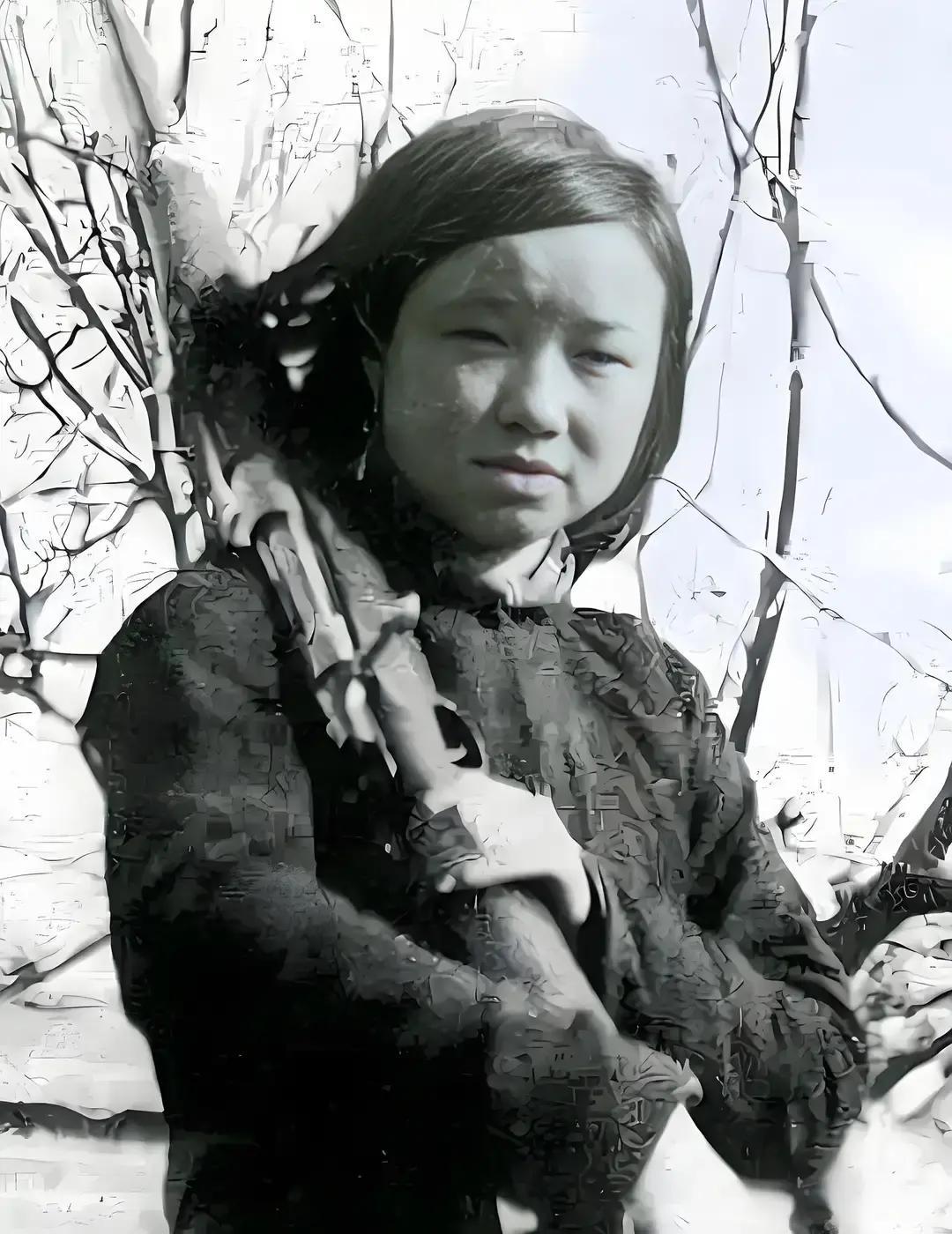 1944年，女侦察员刘杰英被日军活埋，在敌人走后，村民们都围了上来，却有人发现泥