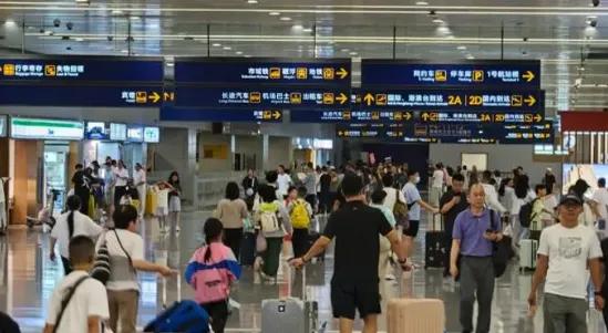 浦东机场惊现行李骗局！这两天，上海浦东机场一件事让全网后背发凉！吴女士候机时，接