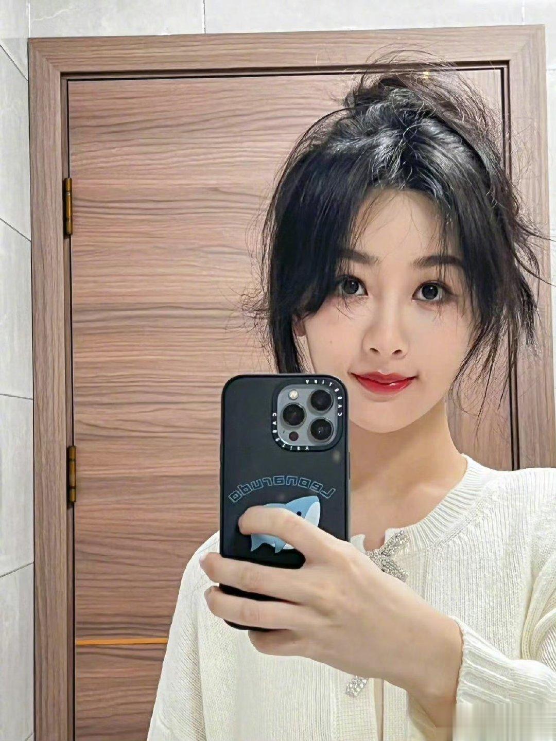#杨紫毽子头对镜自拍##杨紫好久不见的两张自拍# ​​​真的太温柔了！ ​​​