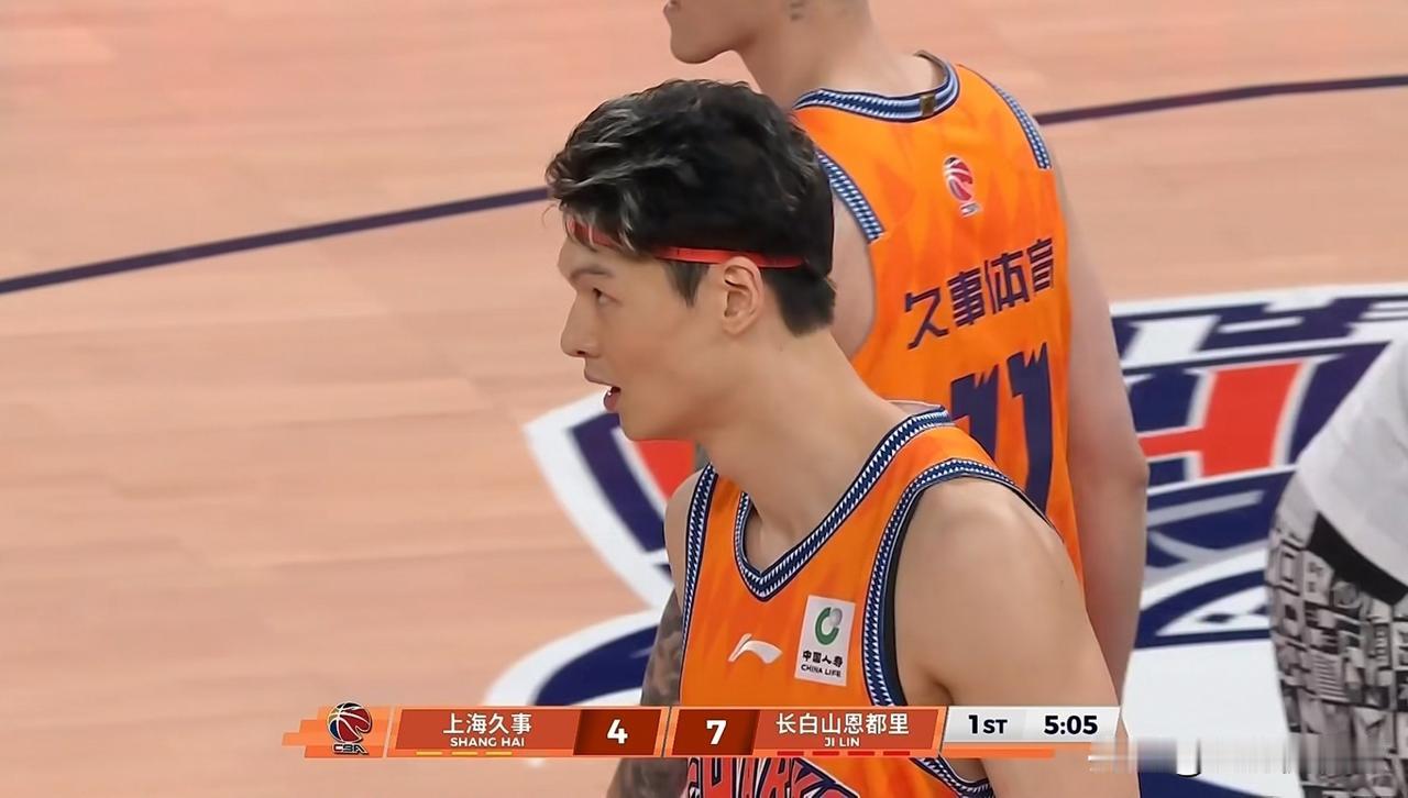 上海久事当家中锋王哲林真是太豪横了！在今天上海久事主场以95：85战胜吉林长白山