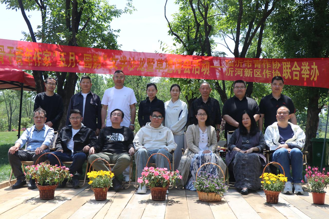 今日活动诗人合影:
​左起:辰水、周朝军、轩辕轼轲、瓦刀、也果、子敬、卜之丁(邢