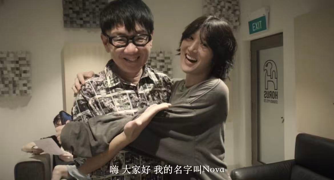 智猷专辑幕后制作纪录片人造的这些爱啊 谁懂啊，看他弹着吉他唱demo的样子，像回