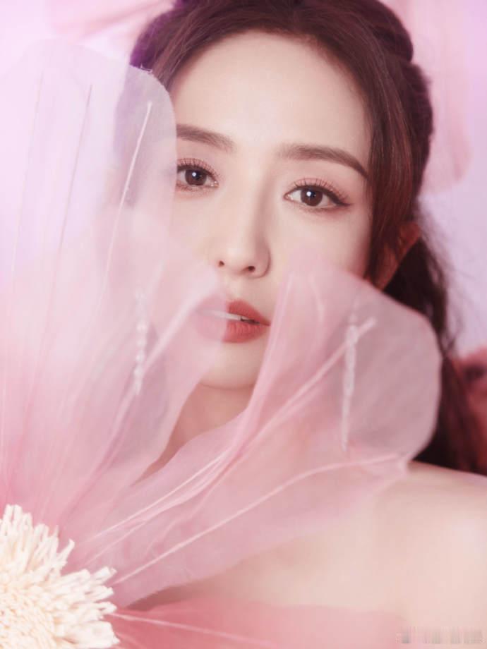 #佟丽娅生日照##佟丽娅粉白渐变裙尾# 粉白渐变裙尾的佟丽娅生日照清新脱俗，新一