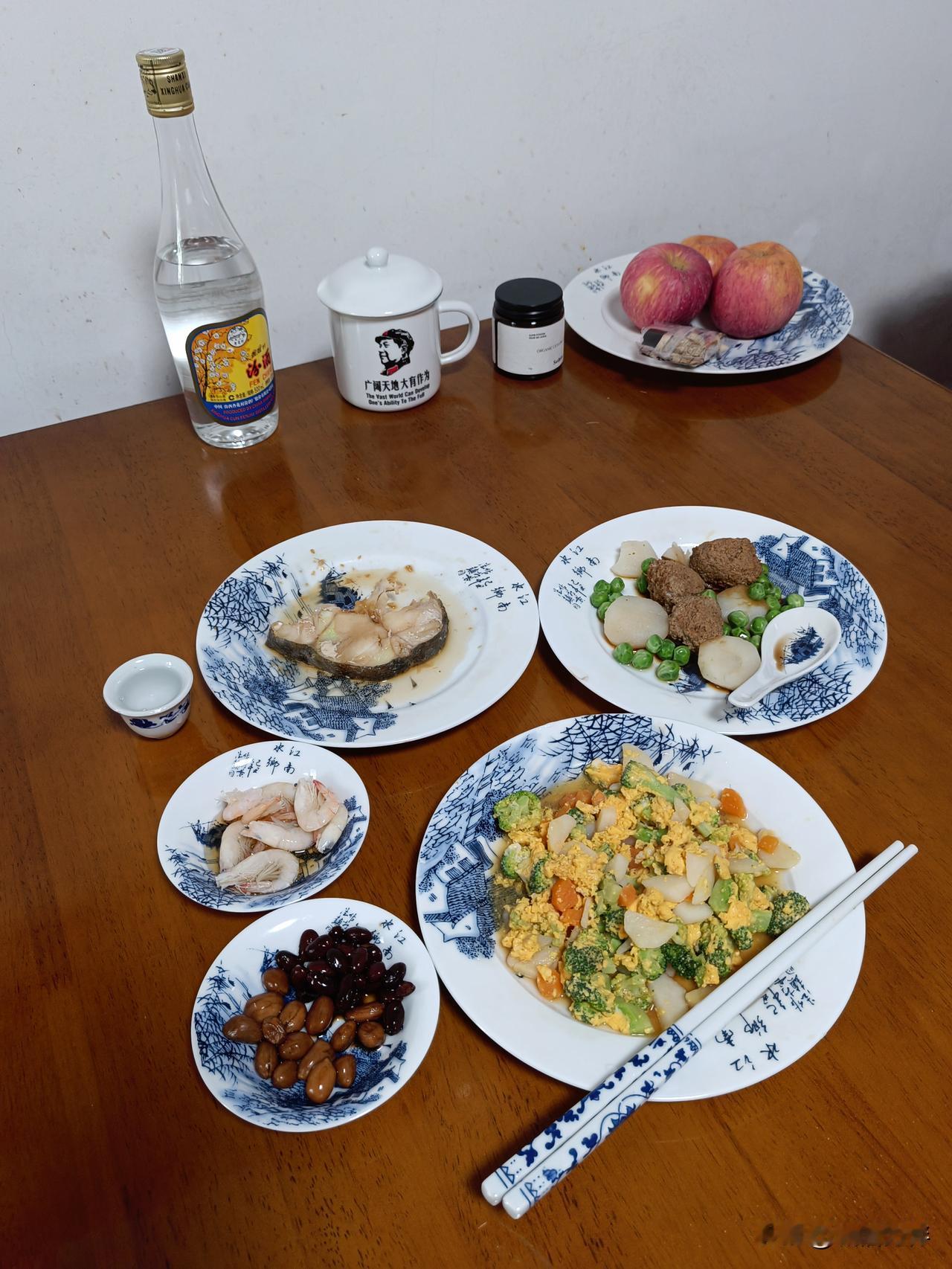 中午小酒，做了一个新菜，西兰花，铁棍山药，胡萝卜，一起焯水后，打一个鸡蛋，搅拌开