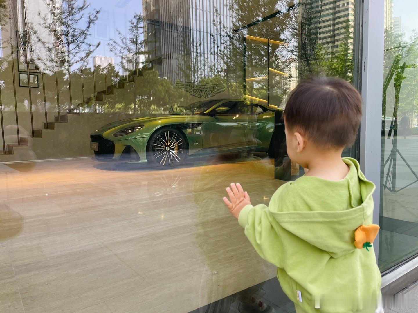 这小子从小只喜欢车，只对有轮子的东西有强烈兴趣。出门必须带个车，看动画片只看车，