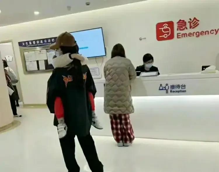 离开黄晓明的杨颖，落魄到独自一人深夜带小孩看病，而黄晓明这边则是带着美女网红新欢