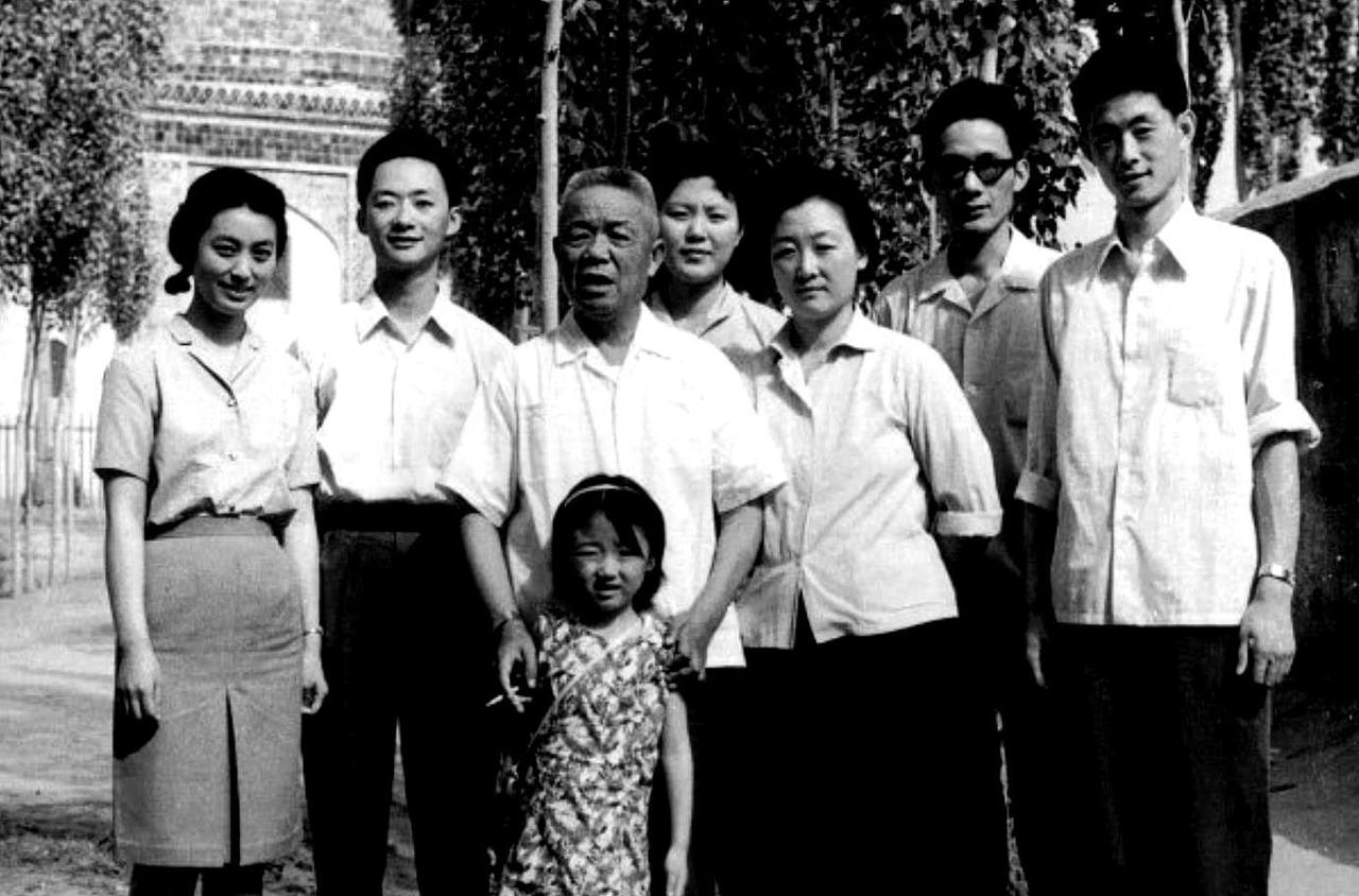 1983年秋，北京东钓鱼台220号院内迎来的丰收，这些都是原兰州军区司令韩先楚上