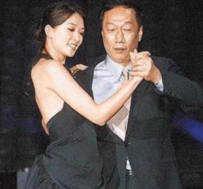 2008年，郭台铭与林志玲在尾牙宴会上热辣的一舞，引来了无数网友的调侃。而在不久