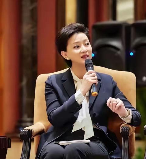 杨澜大概也想不到，他的前夫张一兵，是这么体面又低调的男人，

在张一兵办公室的抽